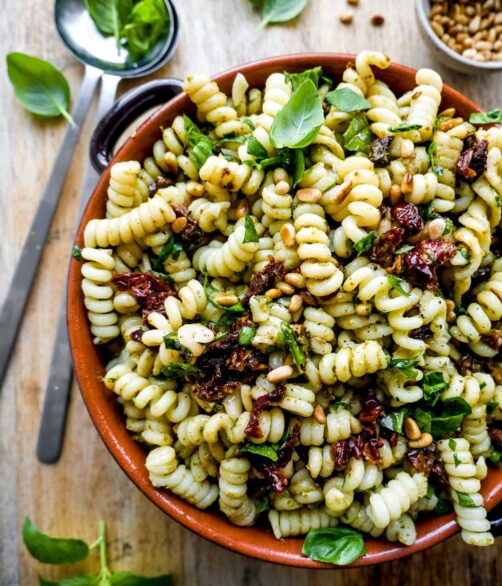 Pastasalat med pesto Opskrift med ingredienser på min