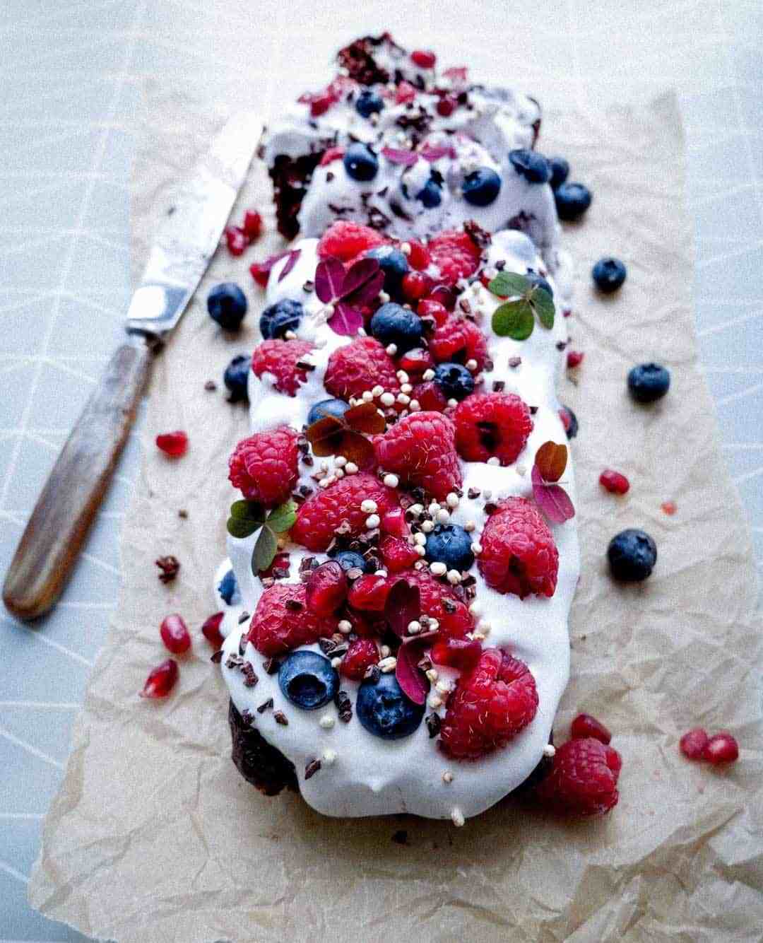 vegansk chokoladekage med creme og bær
