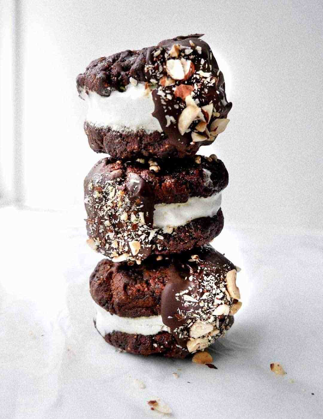 Cookies med chokolade og vaniljeis