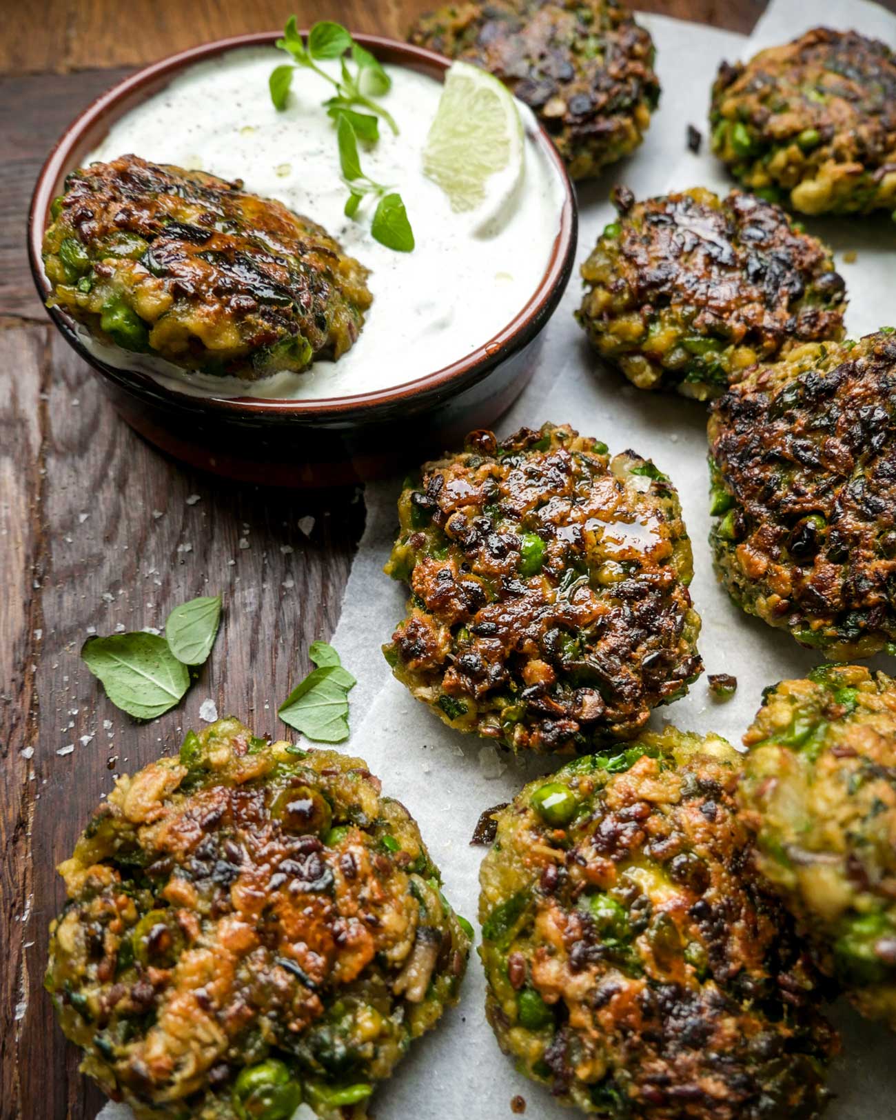 ærtefrikadeller med spinat og dressing