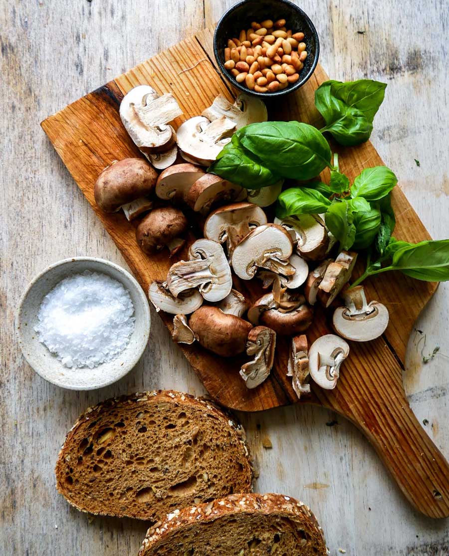 alle ingredienser til vegansk toast med svampe