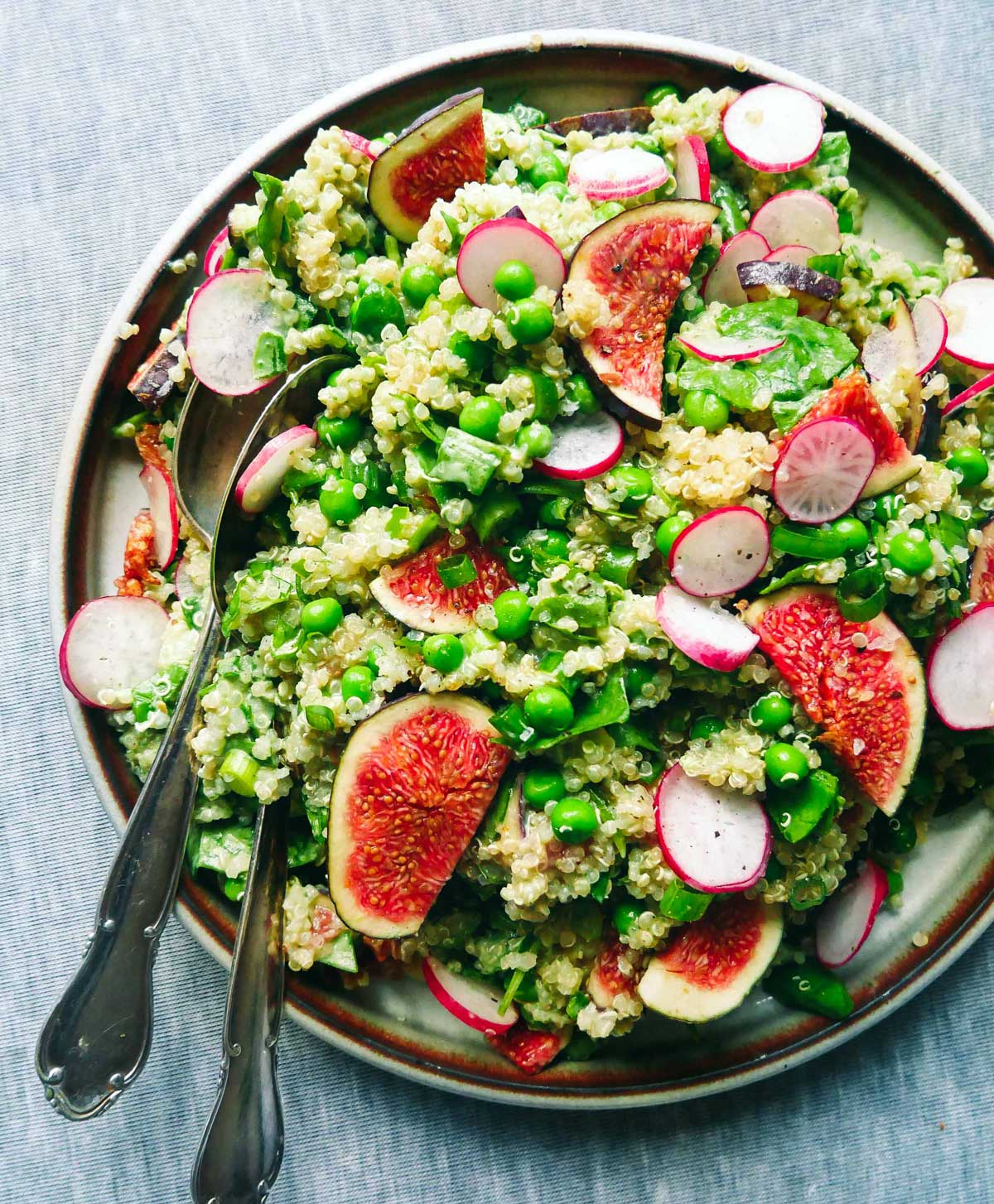 quinoa salat med figner og radiser