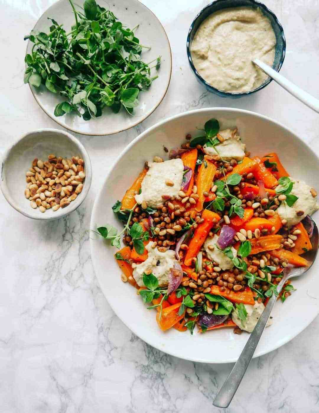 Varm salat med gulerødder og linser