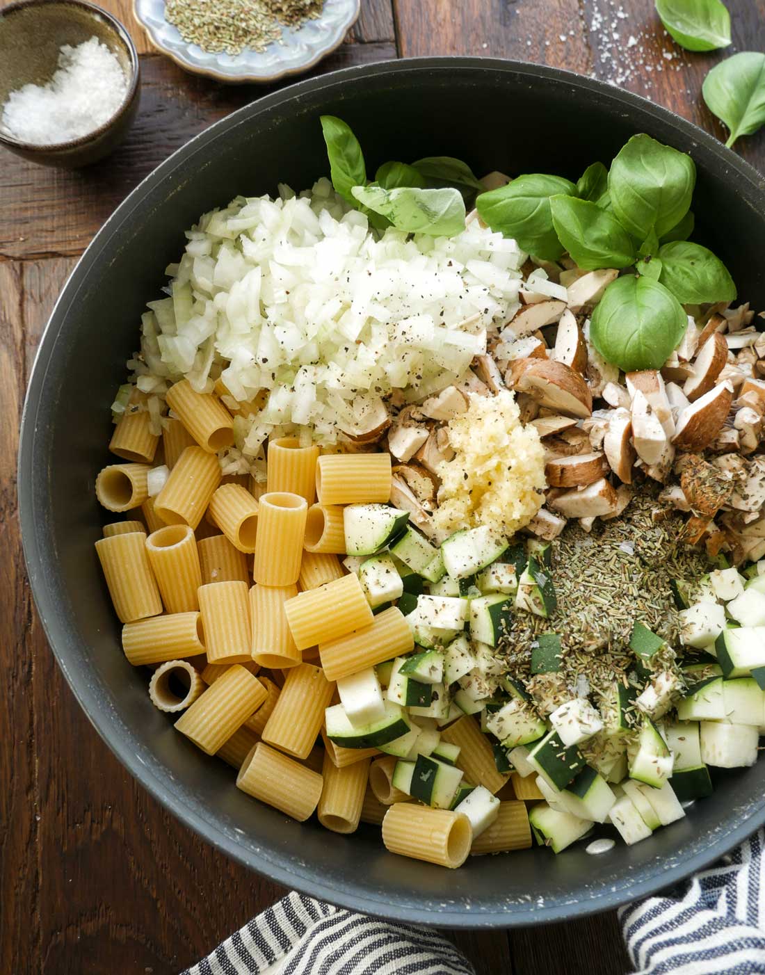 ingredienser til nem one pot pasta uden kød