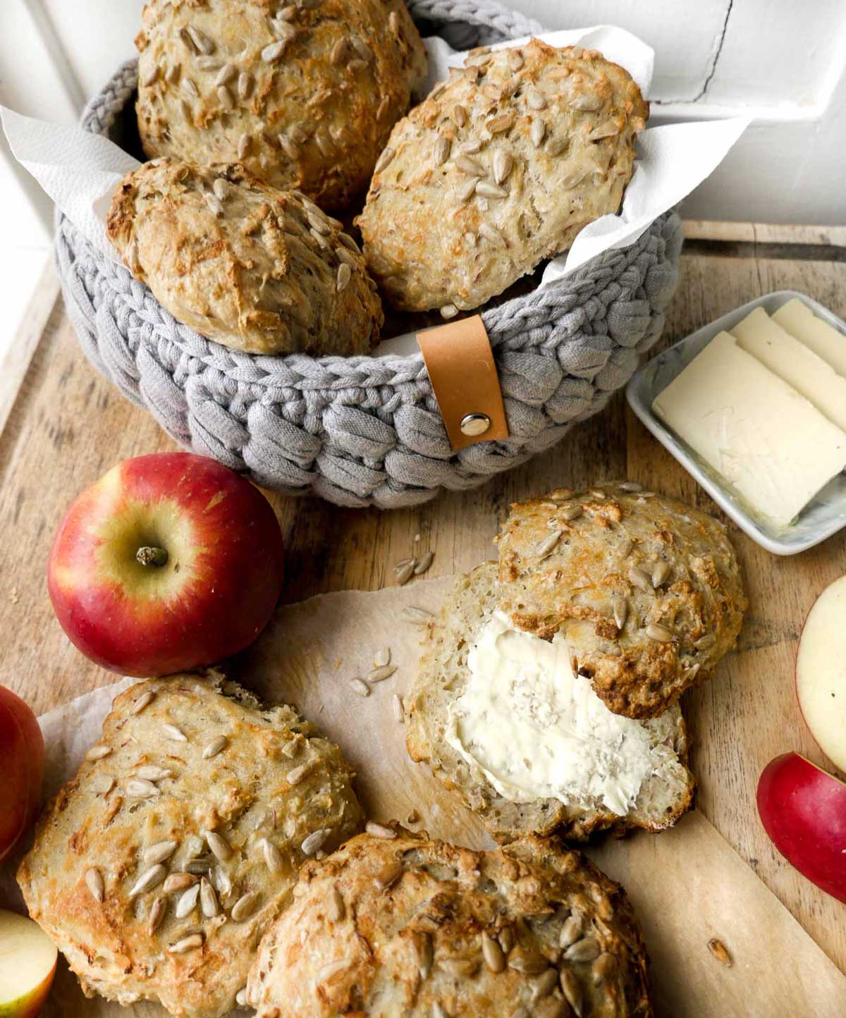 hjemmelavet brødkurv til æblebollerne