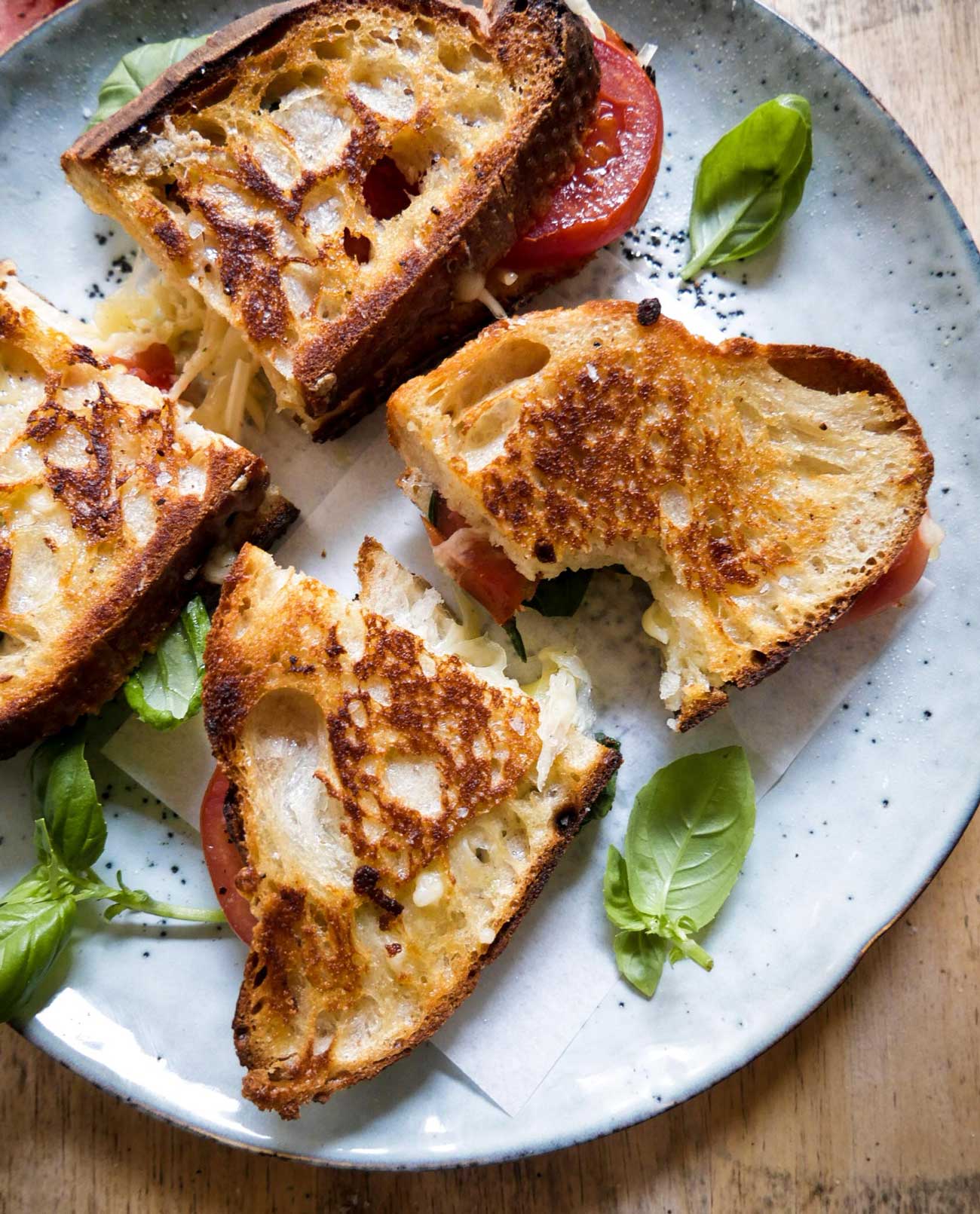 sprøde sandwich med ost og tomat og basilikum