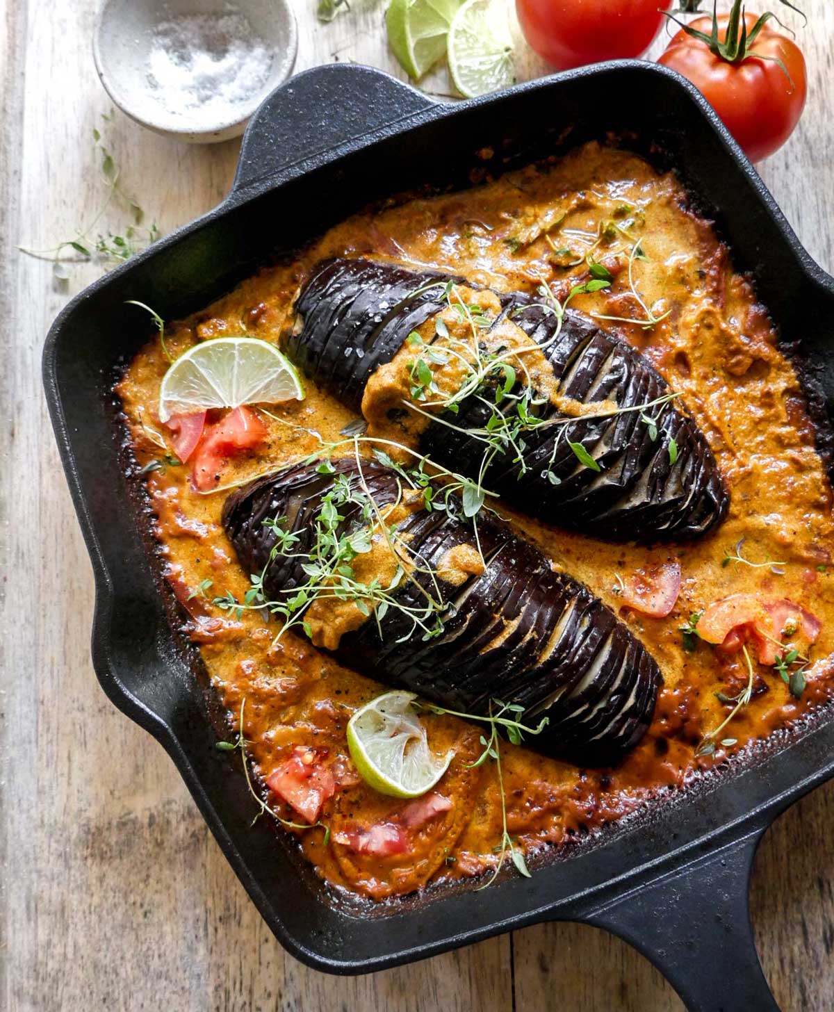 aubergine i fad med sauce vegansk opskrift