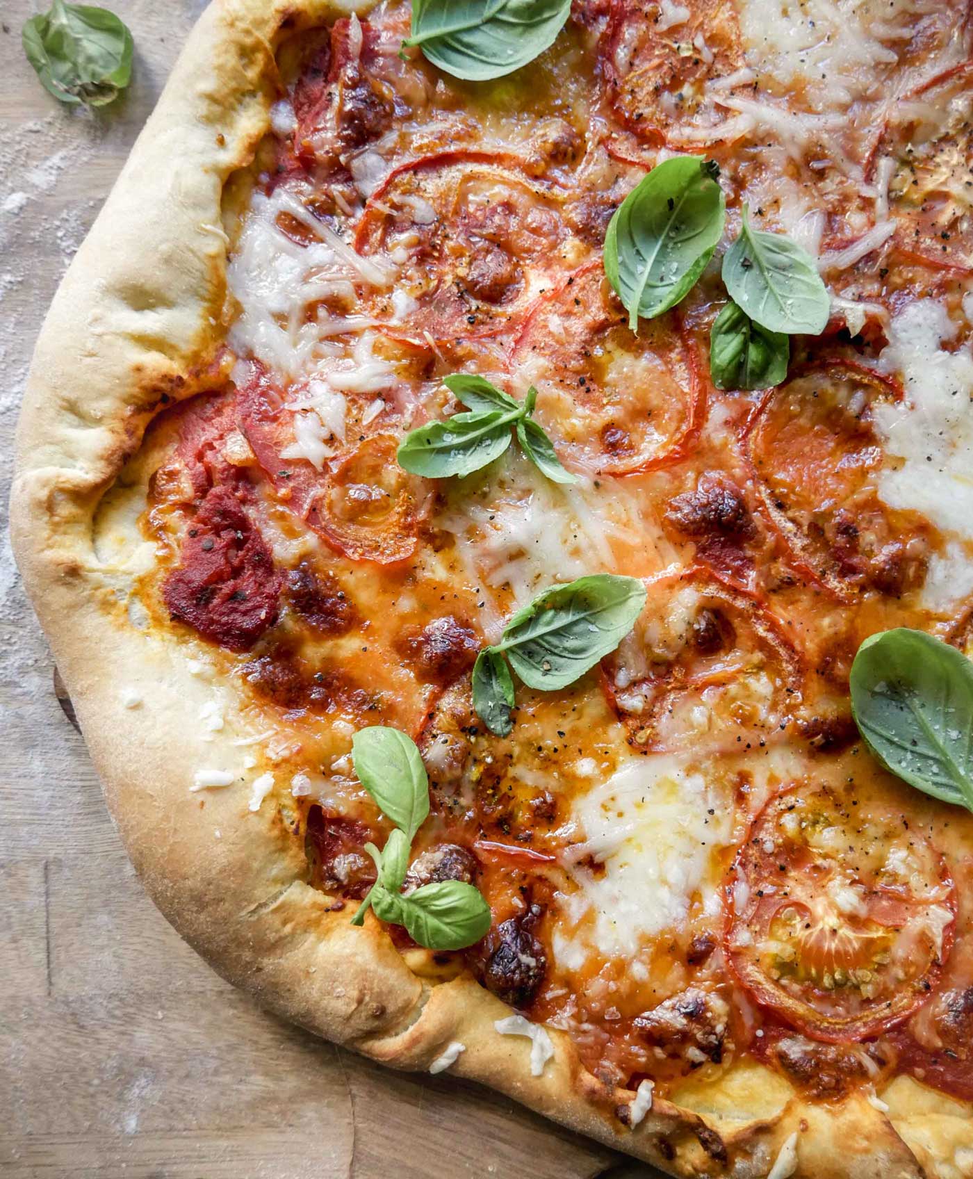 pizza med tomat og ost