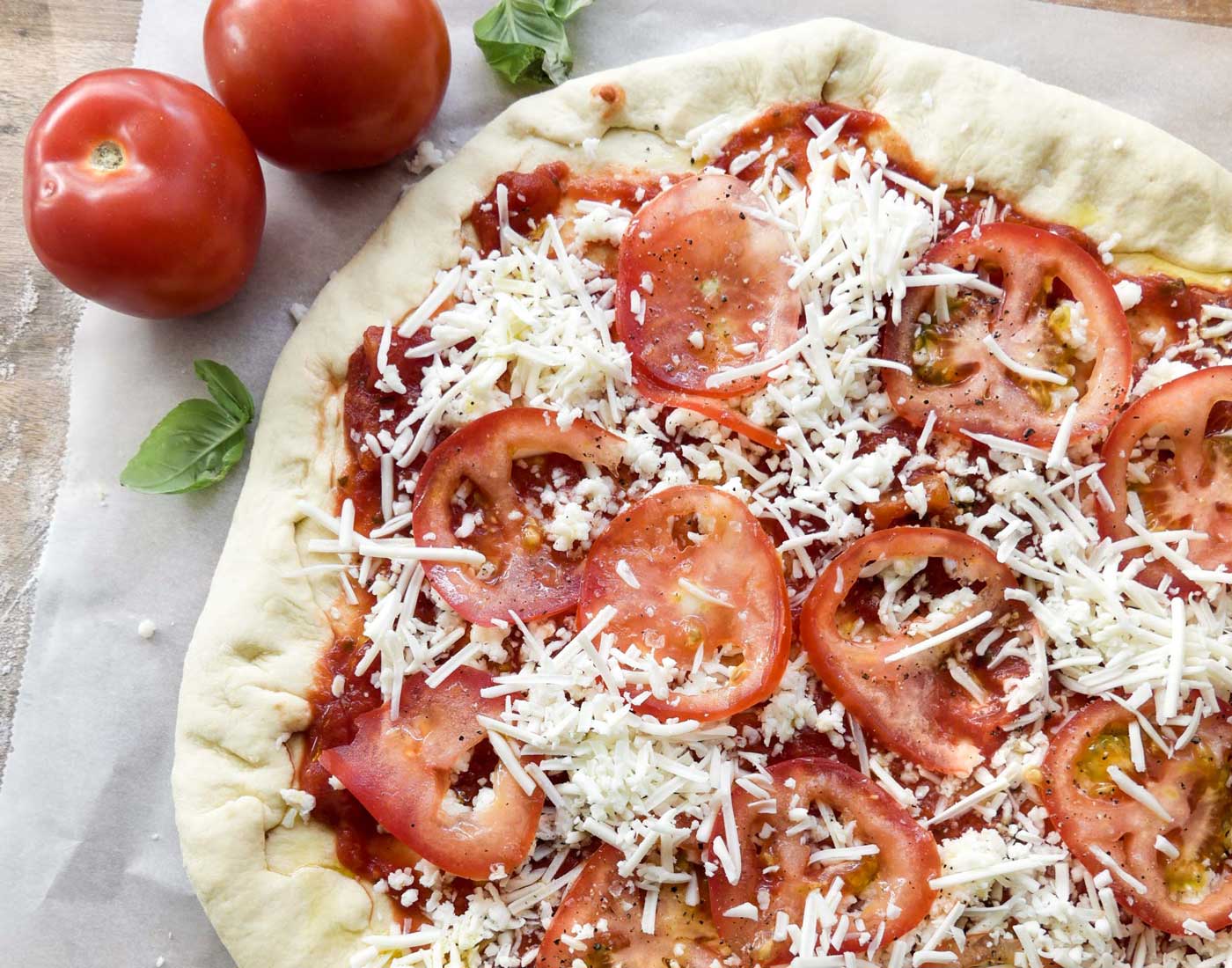pizzadej hurtig dej med ost og tomat