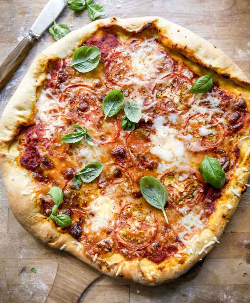 pizza med tomatsauce og ost