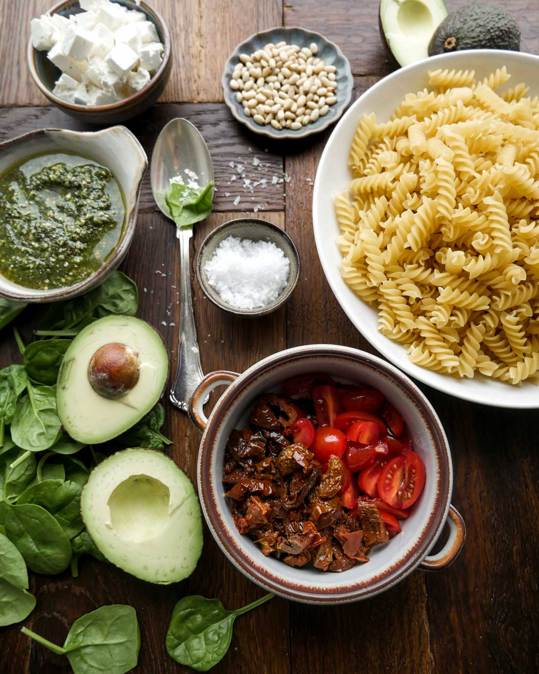 ingredienser til vegetar pastasalat med pesto og avocado