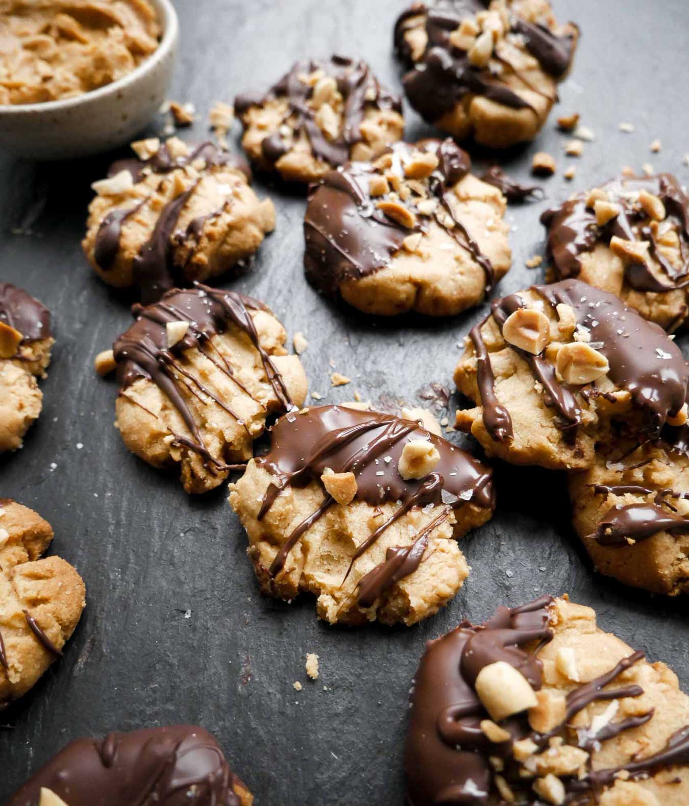 cookies med peanuts og mørk chokolade