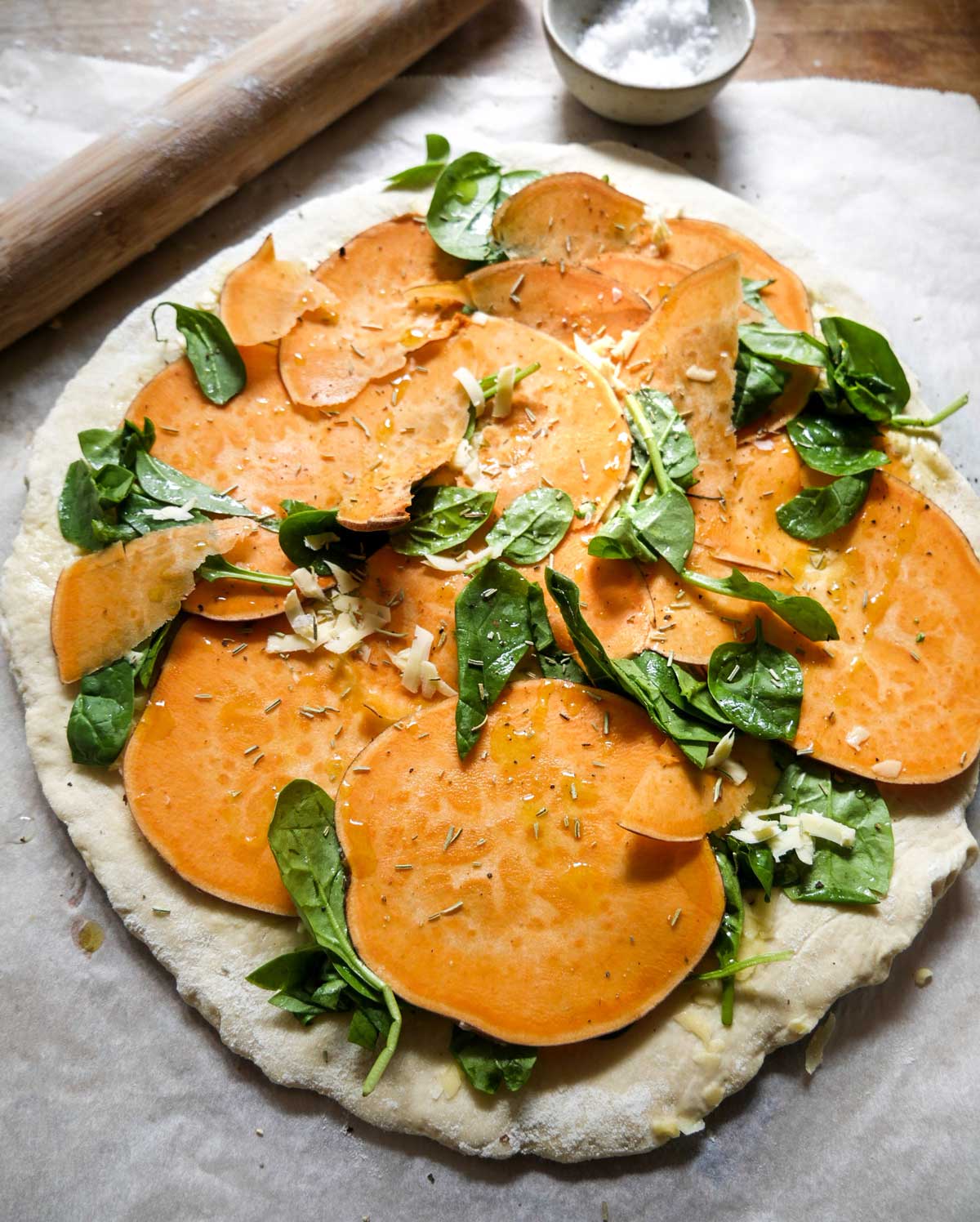 sweet potato pizzaer lavet med hjemmelavet pizzadej