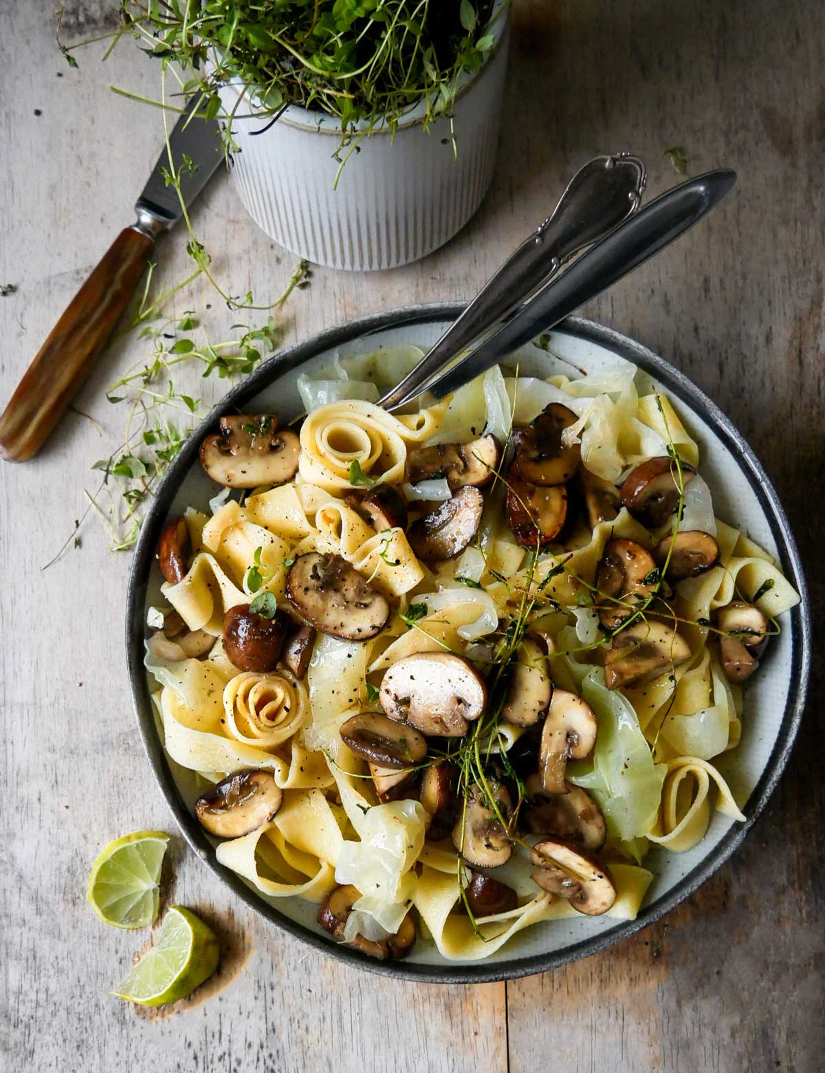 båndpasta til vegansk aftensmad med svampe