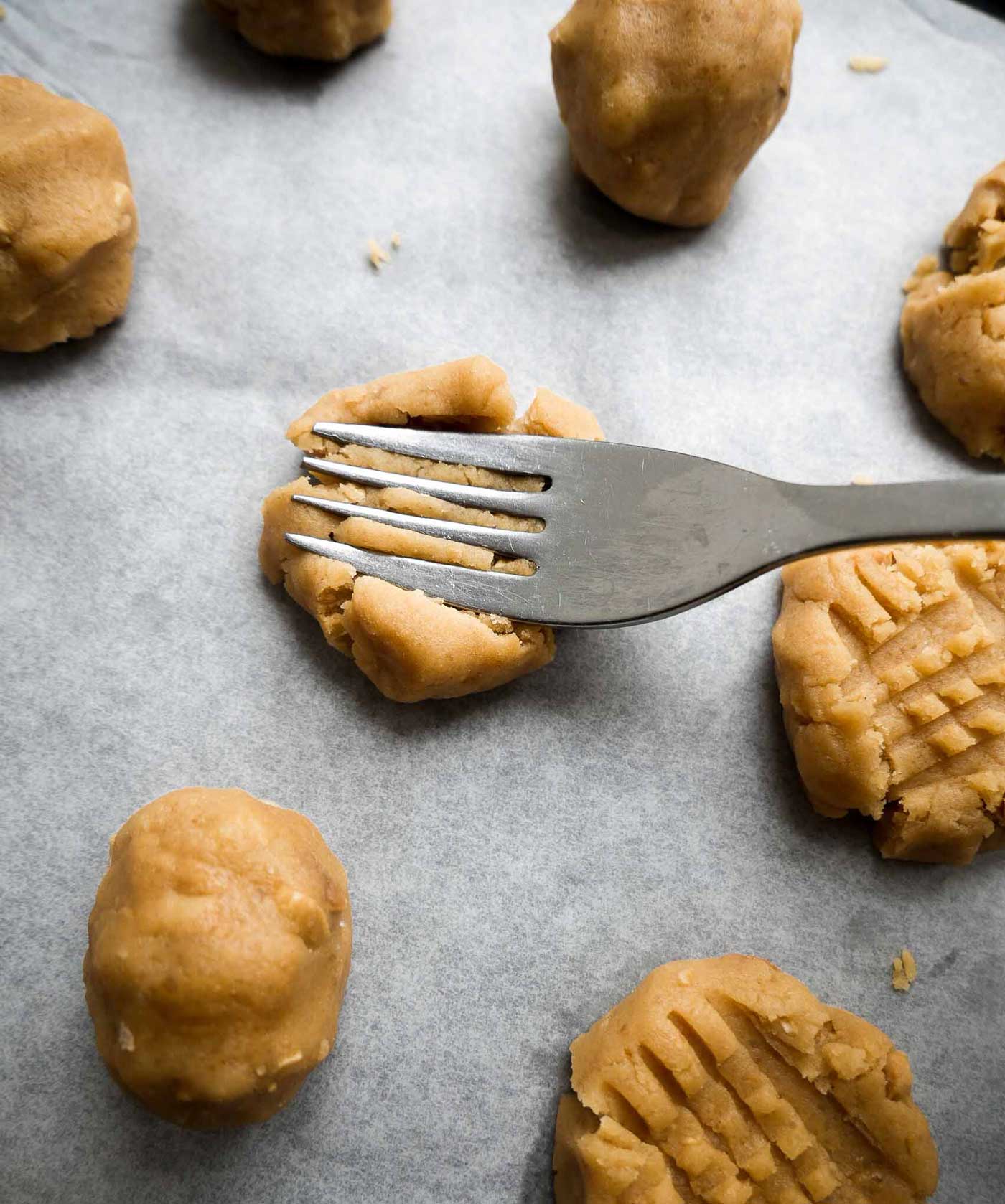 nemme cookies lavet med mønster af gaffel