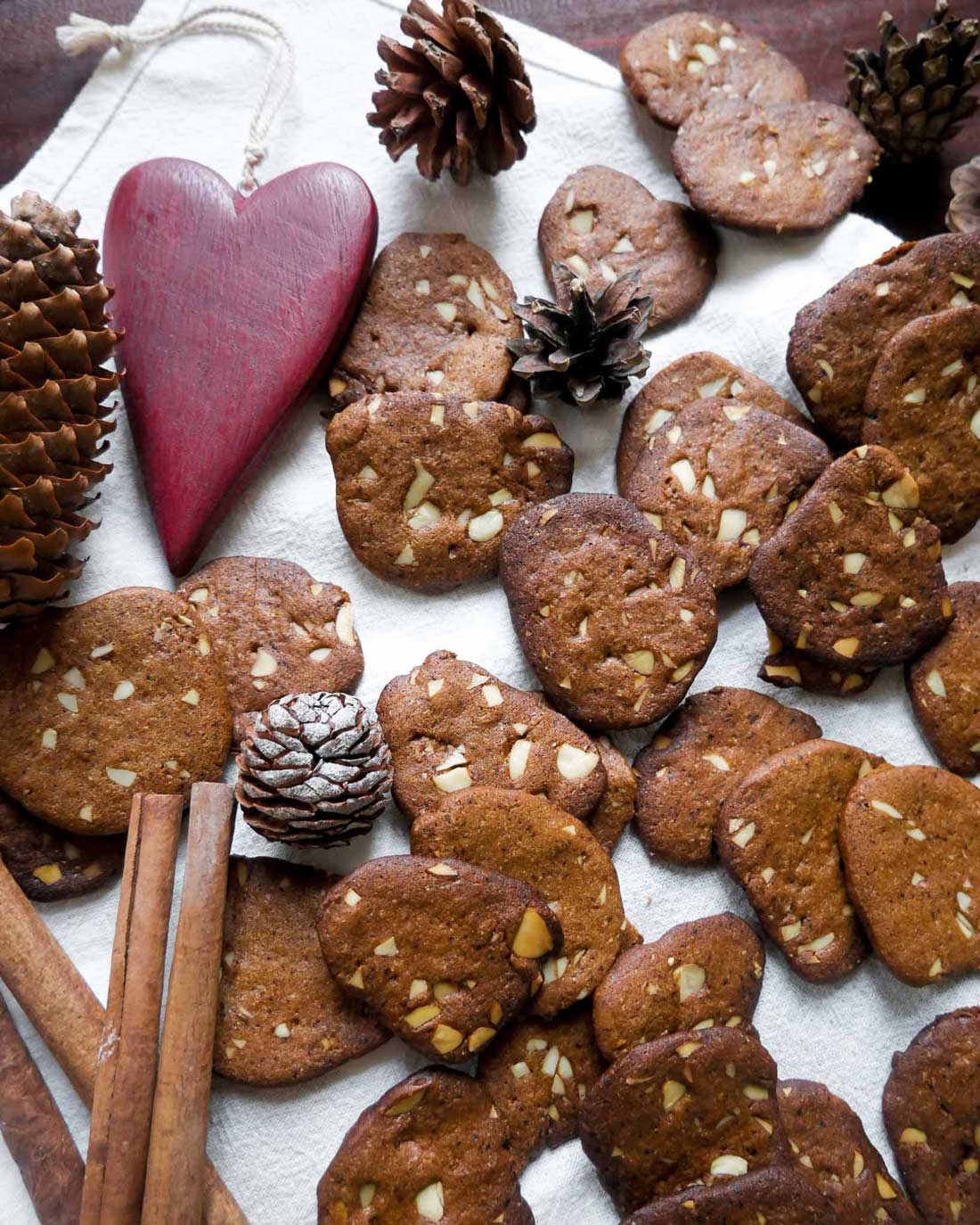 vegansk brunkage med kanel, nelliker og appelsin