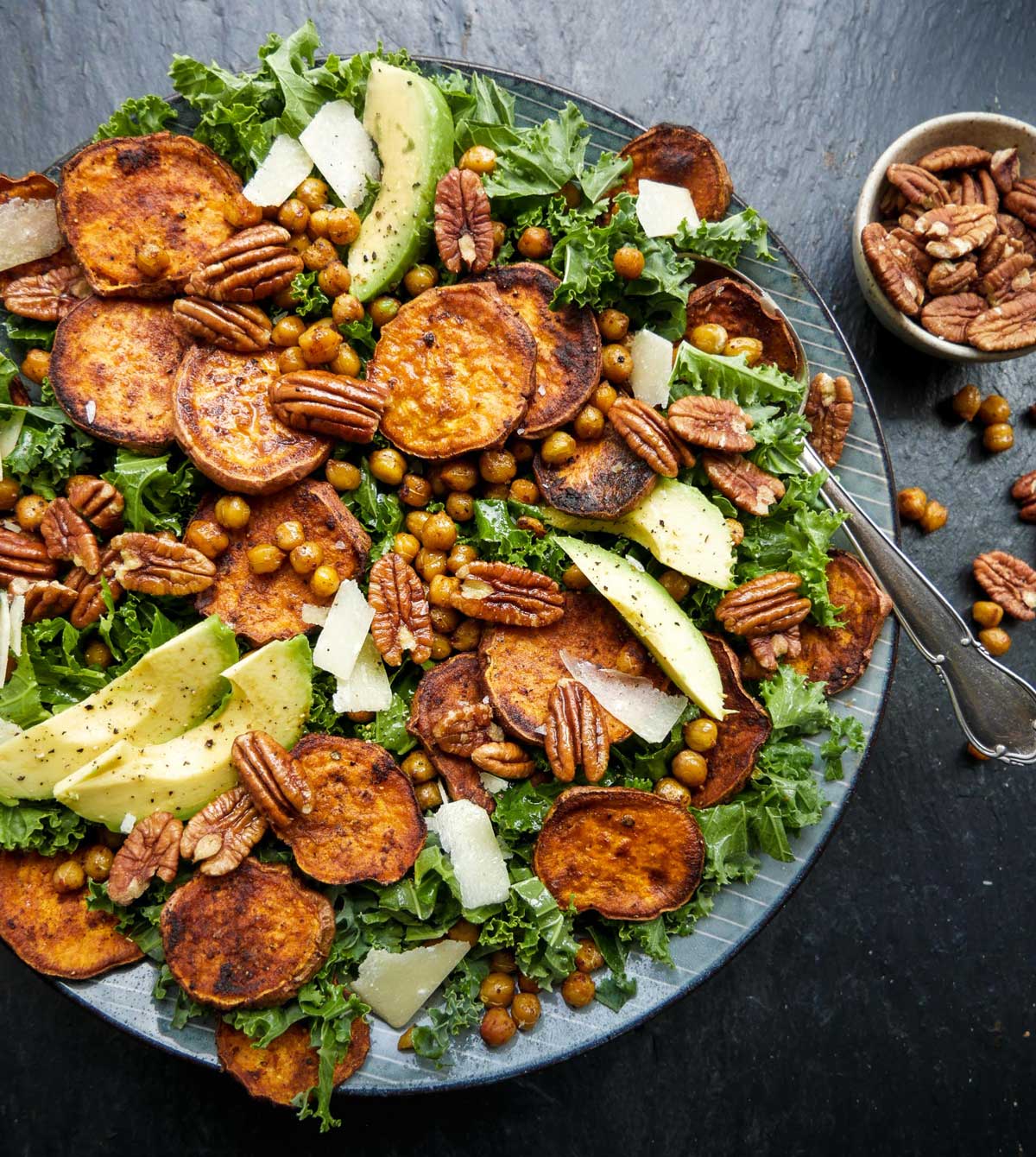 salat med grønkål og pecannødder