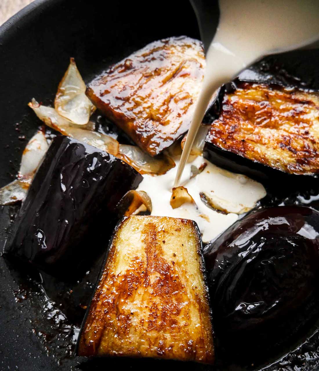 stegte eggplant stykker med fløde