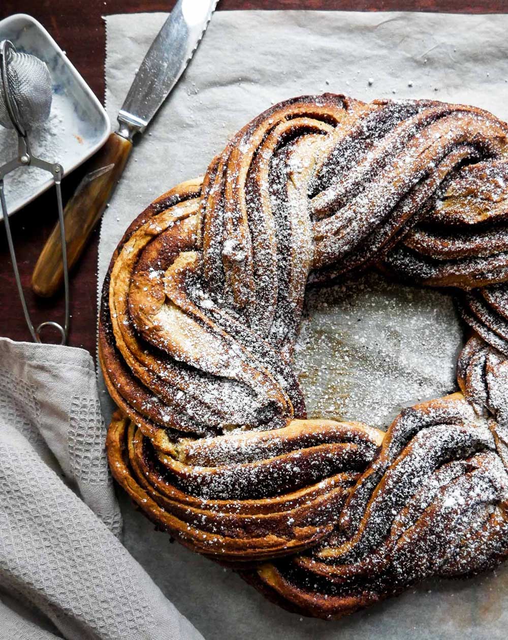 kanelkrans bagværk med kanel og flormelis på toppen