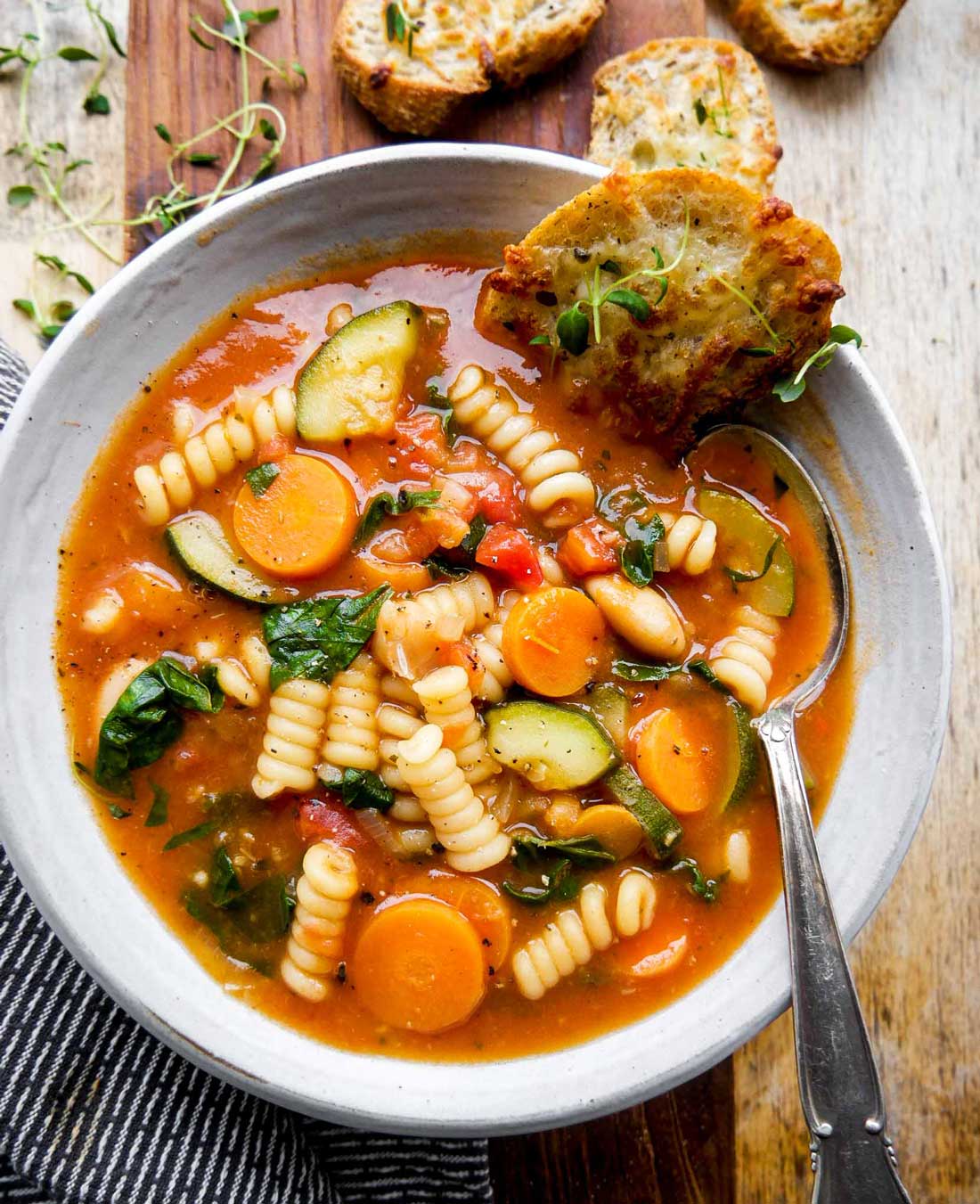 minestrone med bønner og grøntsager uden kød