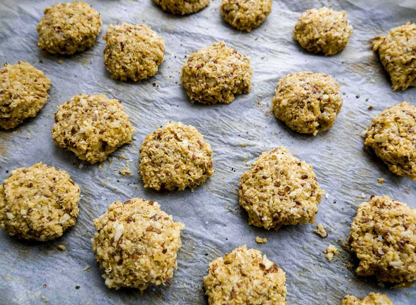 opskrift på nemme quinoadeller i ovnen til salatskål