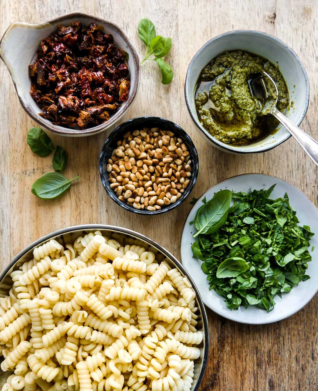 pastasalat med 5 ingredienser og grøn pesto