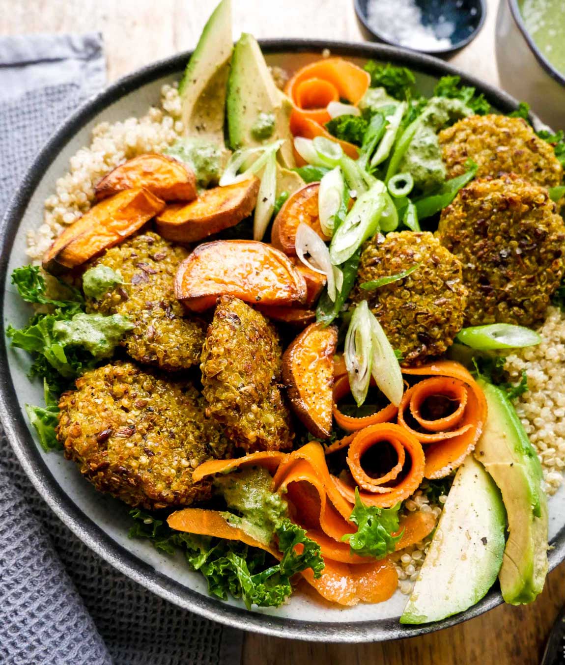 Quinoa Bowl Opskrift på vegansk sund salatskål og quinoabowl