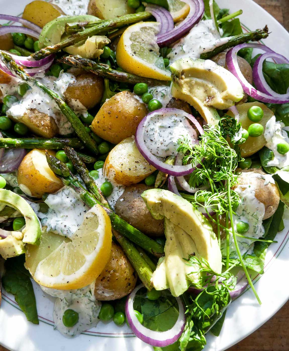 påskesalat til foråret med asparges og nye kartofler