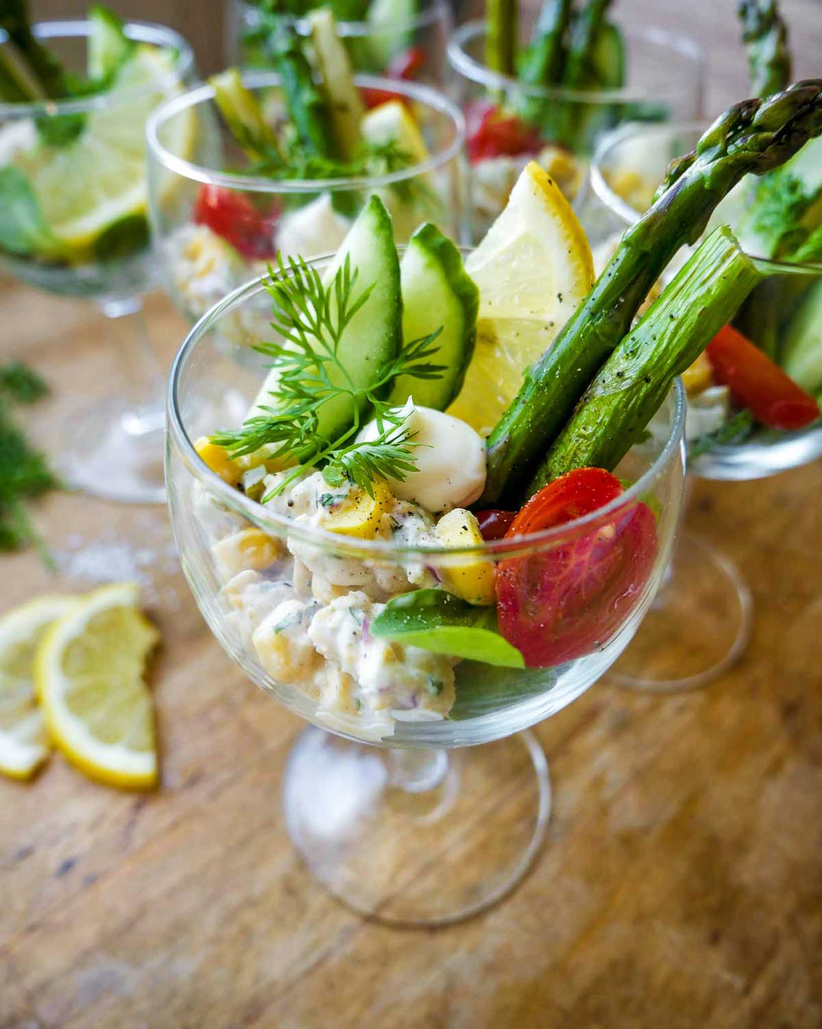 skøn cocktail med grøntsager og kikærtesalat vegansk opskrift