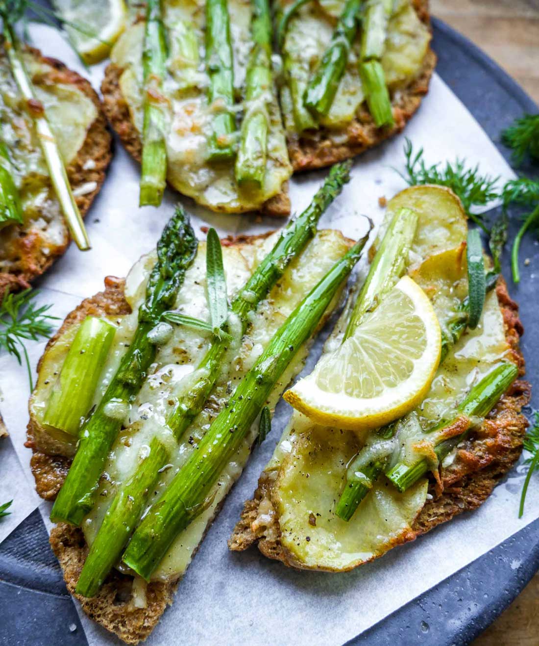 minipizza med kartofler og grønne asparges