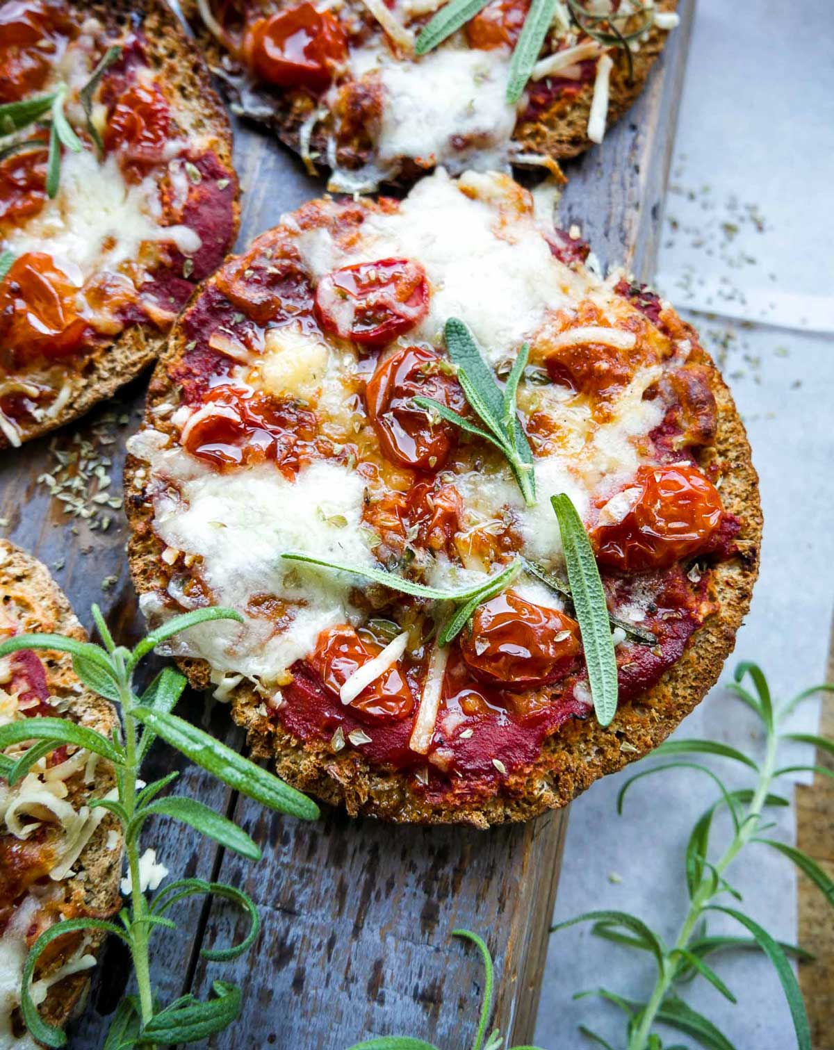 minipizza med pitabrød, tomat og ost