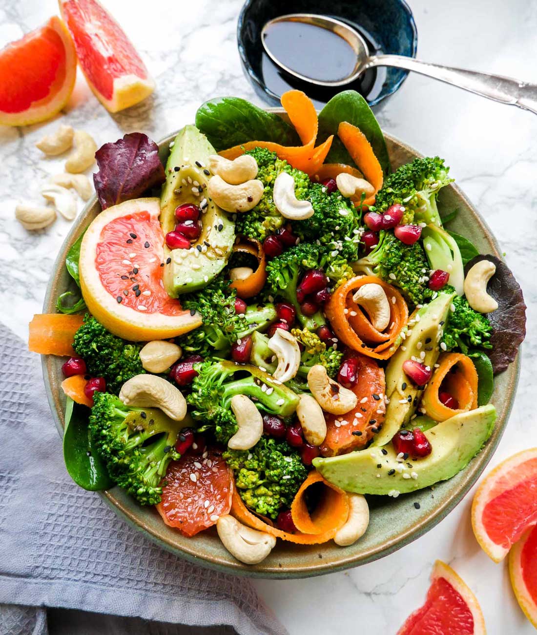 Salat med broccoli og gulerødder