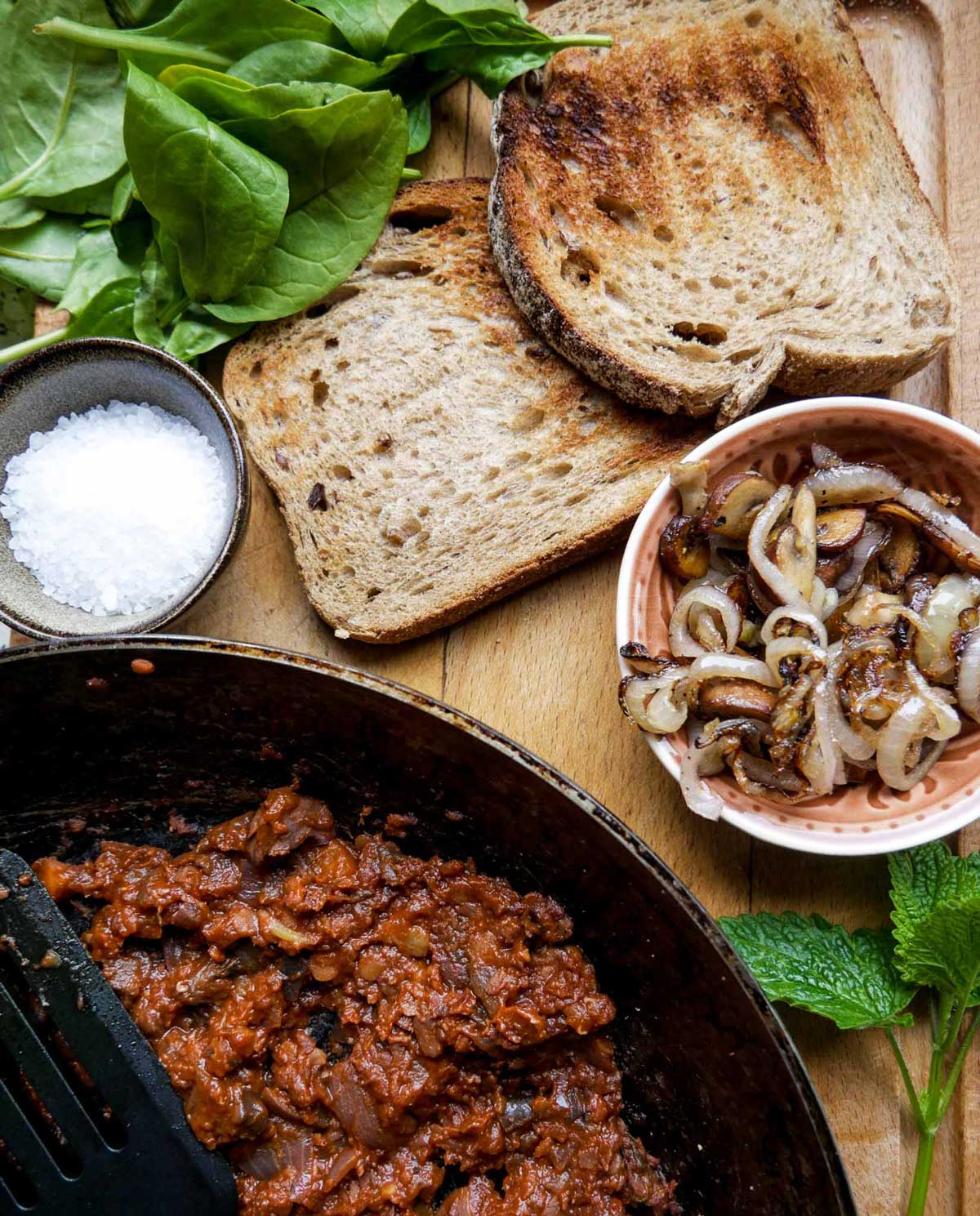 ingredienser til toast med svampe løg og kødsovs