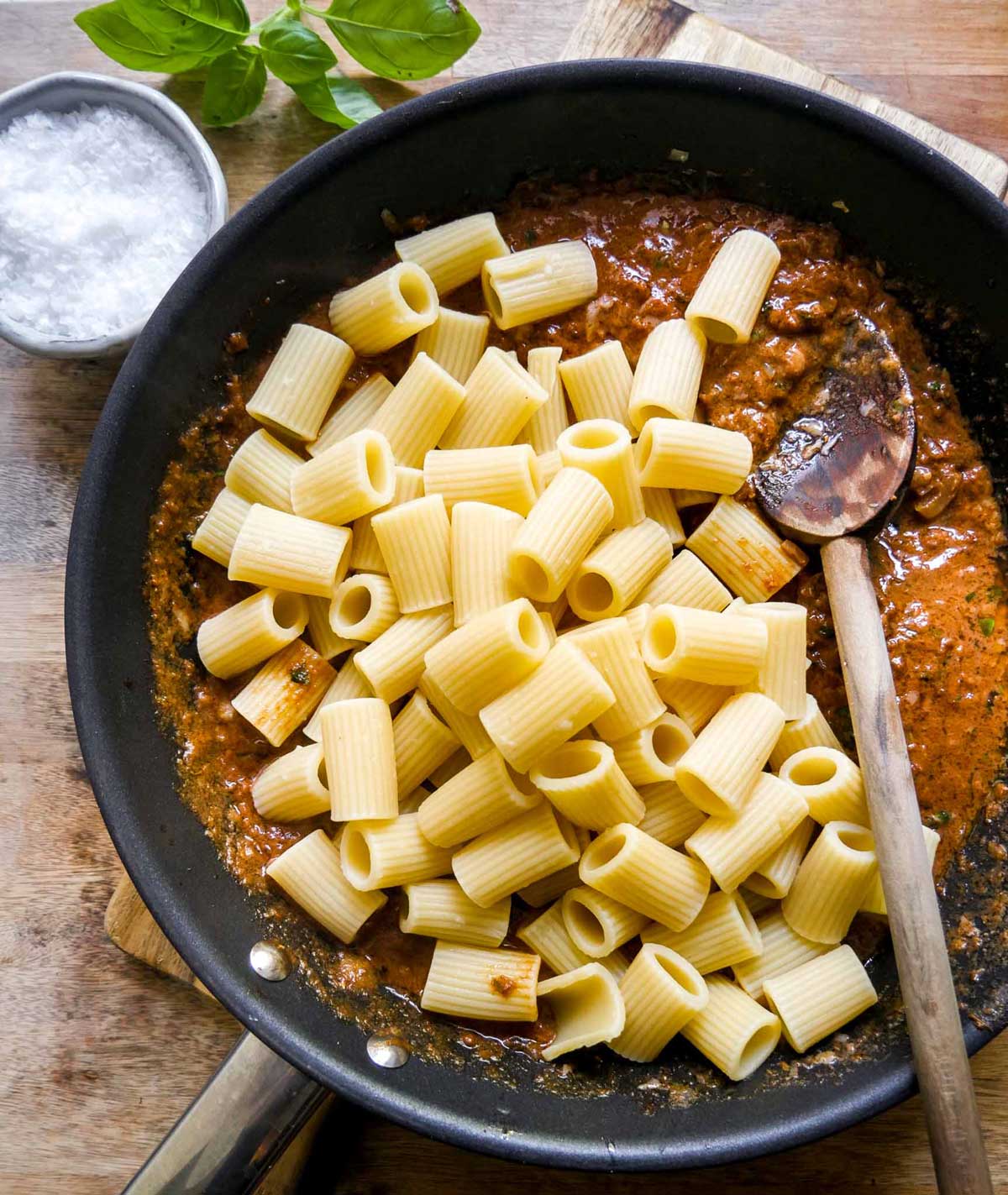 pasta rigatoni i rød pesto sauce til nem mad og frokost 