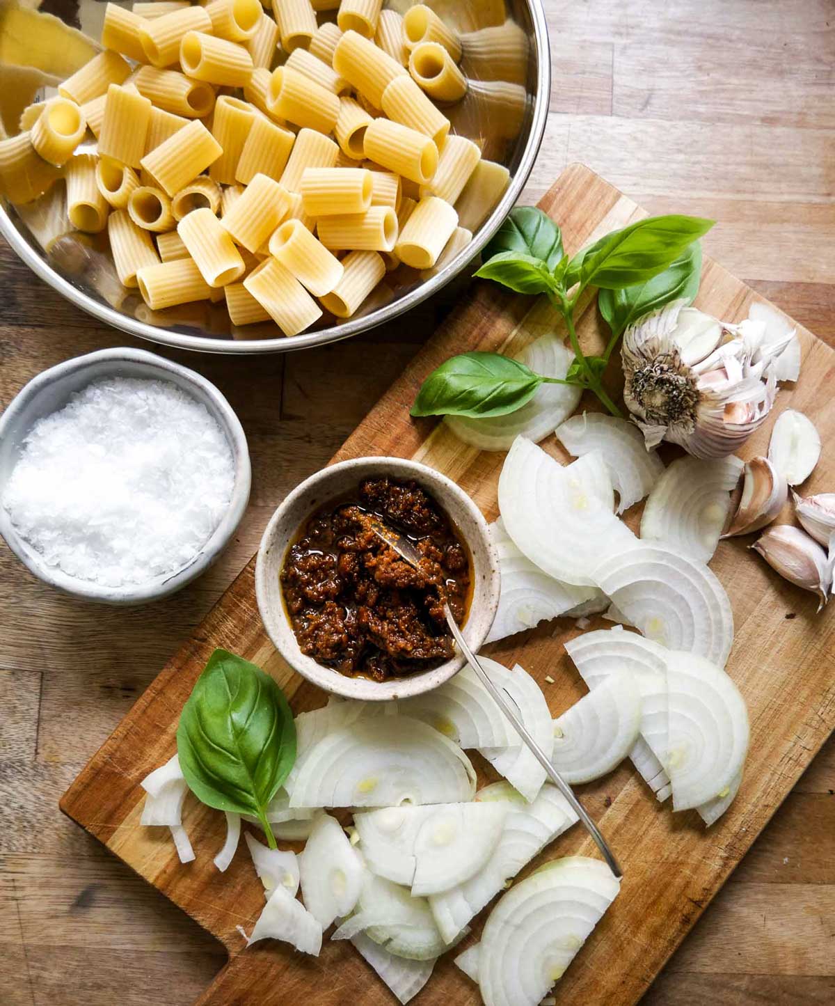 ingredienser til pasta pesto med løg og hvidløg