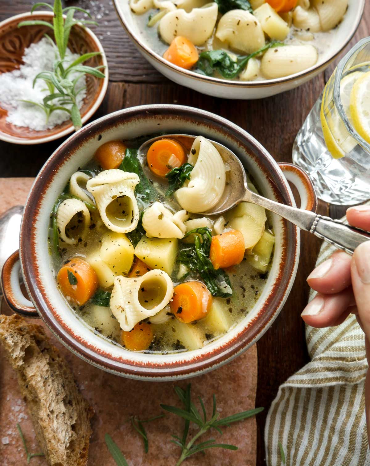 suppe med pasta og grøntsager vegansk suppe