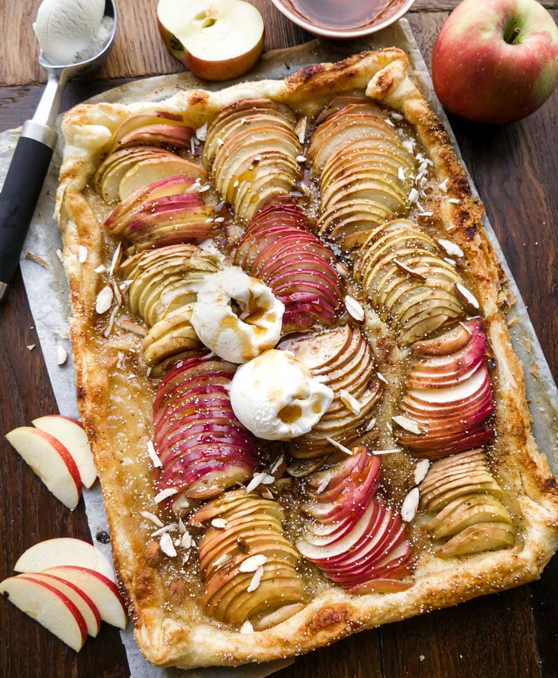 opskrift på vegansk æbletærte med æbler i sæson