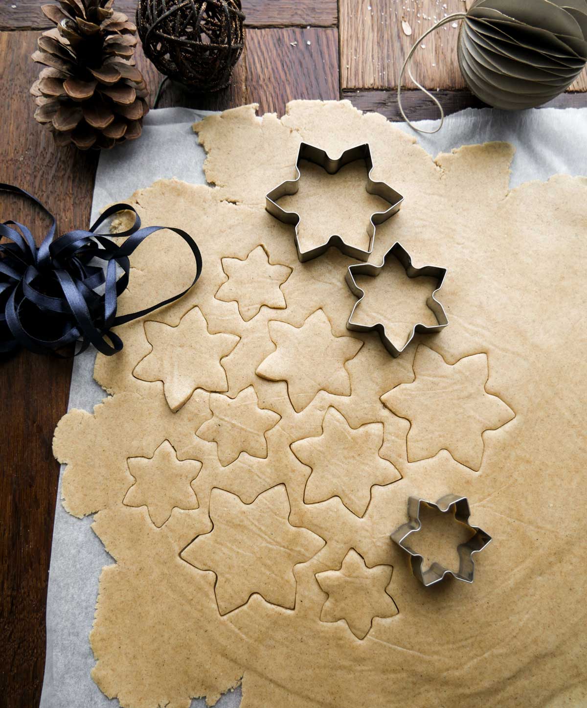 ginger cookies med stjerner som udstikker