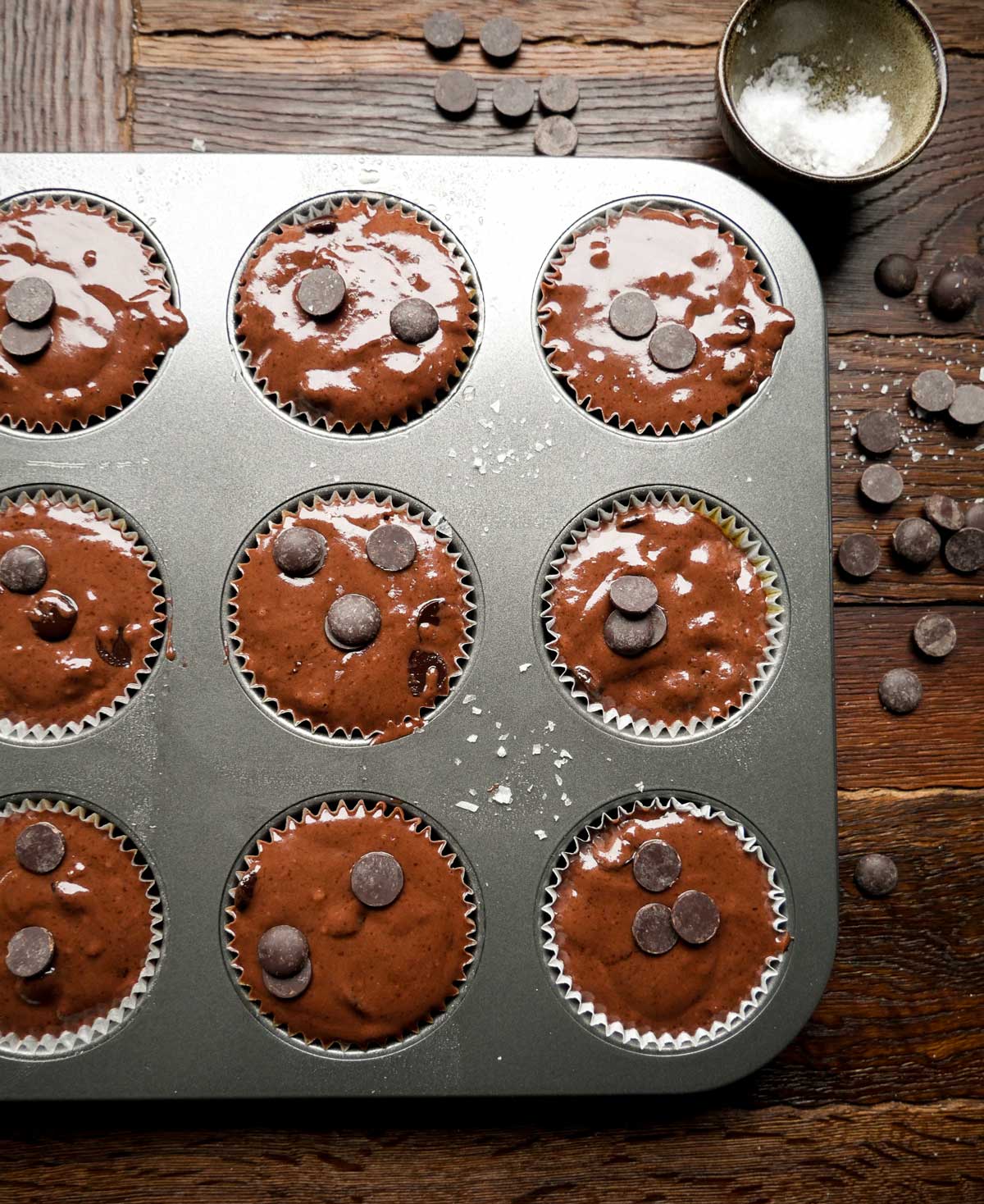 muffins i muffinsforme med chokoladeknapper