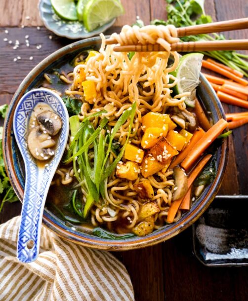 Asiatisk suppe med nudler Opskrift på nudelsuppe under 30 min.