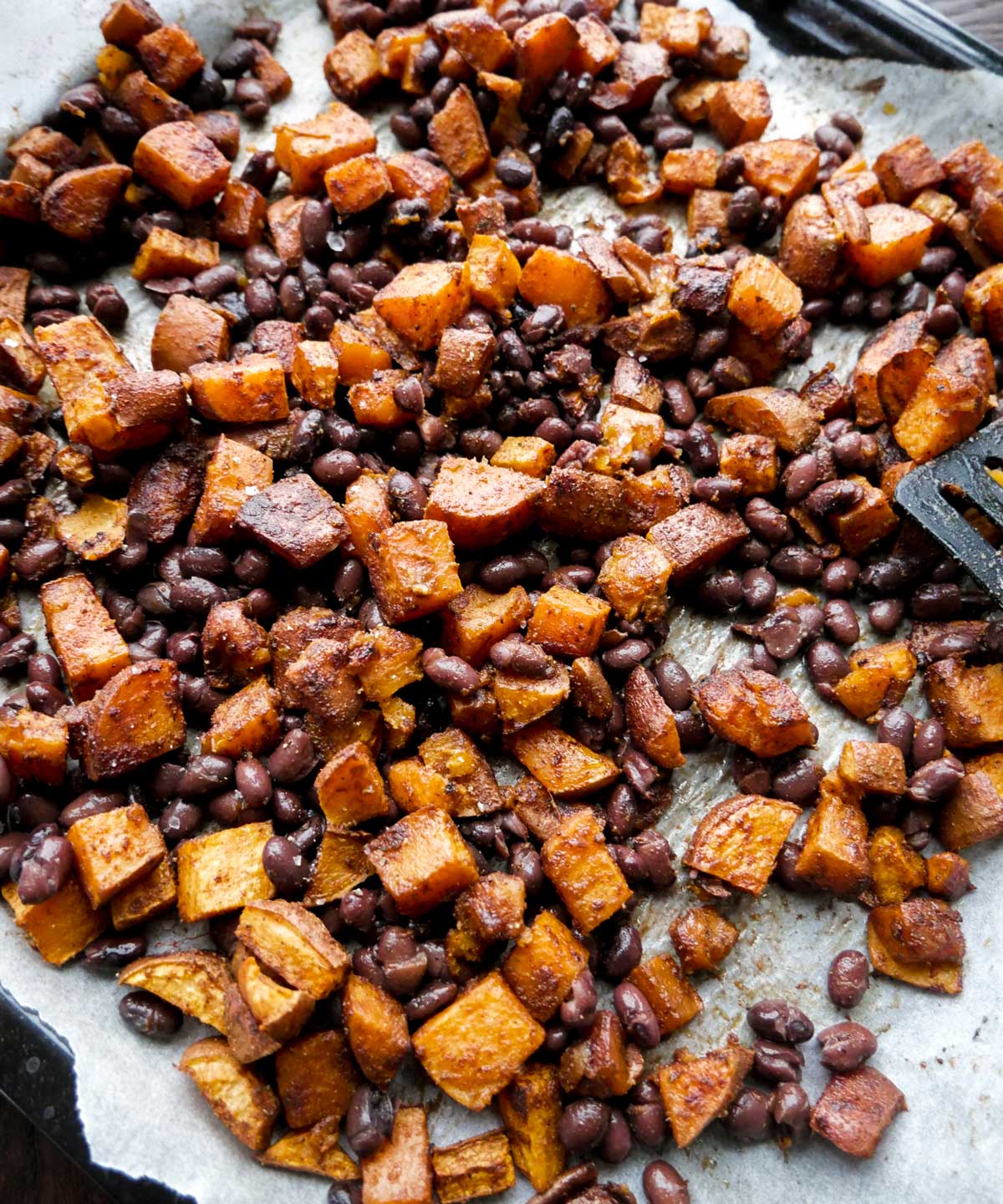 bagte søde kartofler og sorte bønner i ovnen