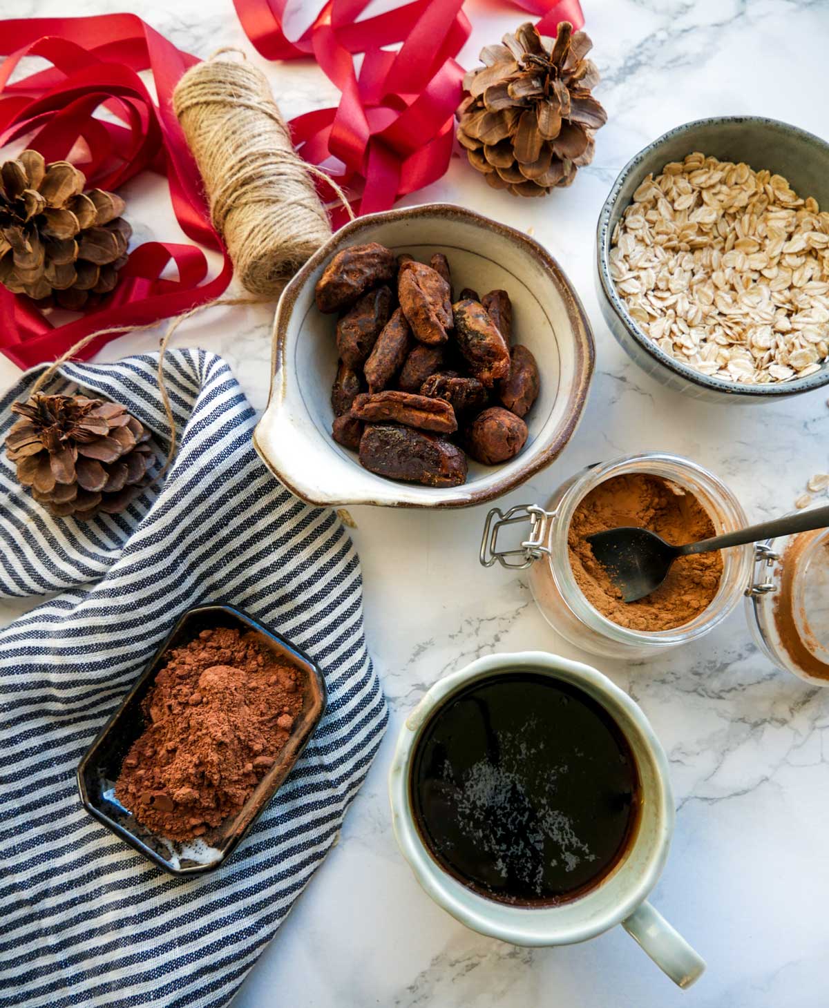 ingredienser til dadelkonfekt med kakao og kanel