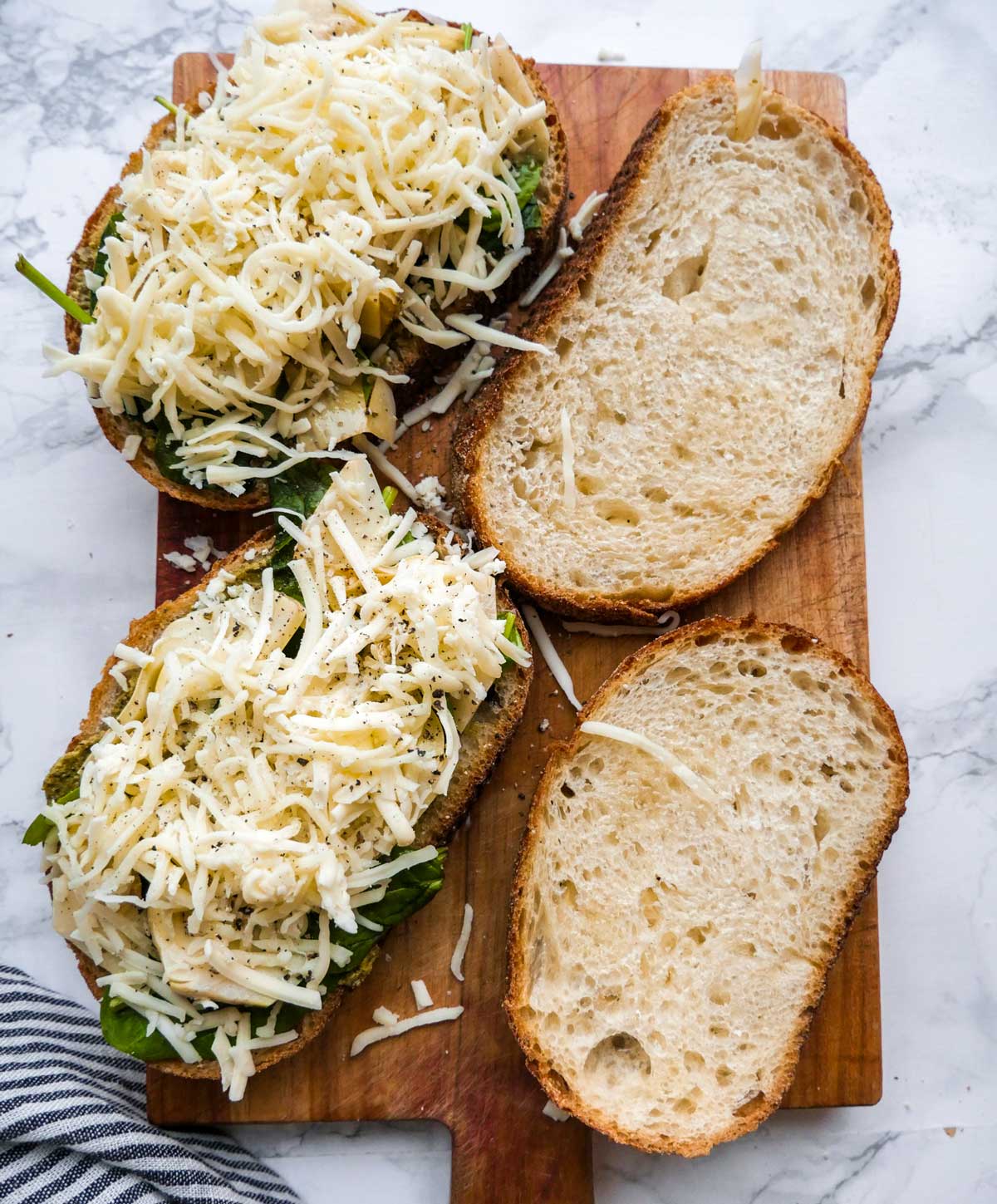 toast med revet ost spinat og grøn pesto