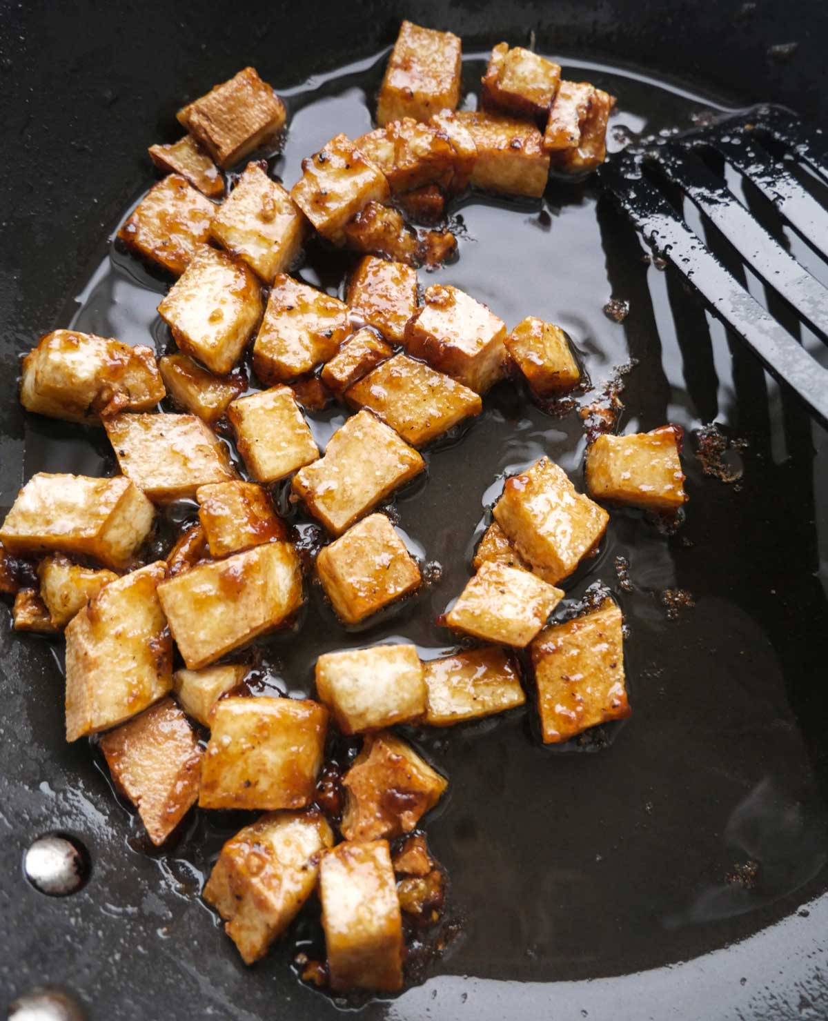 tofu stegt på panden med sauce