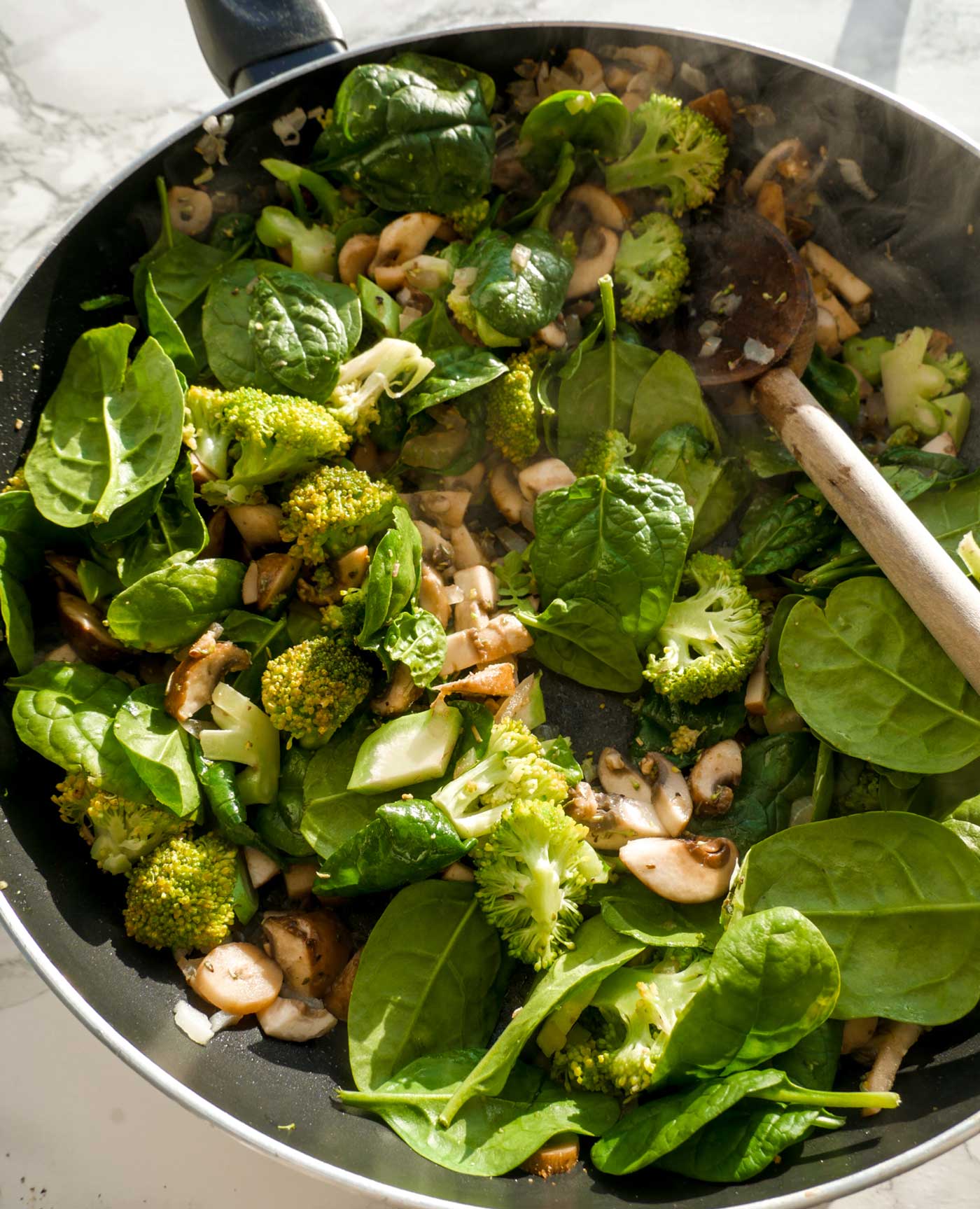 grøntsager på panden spinat og broccoli