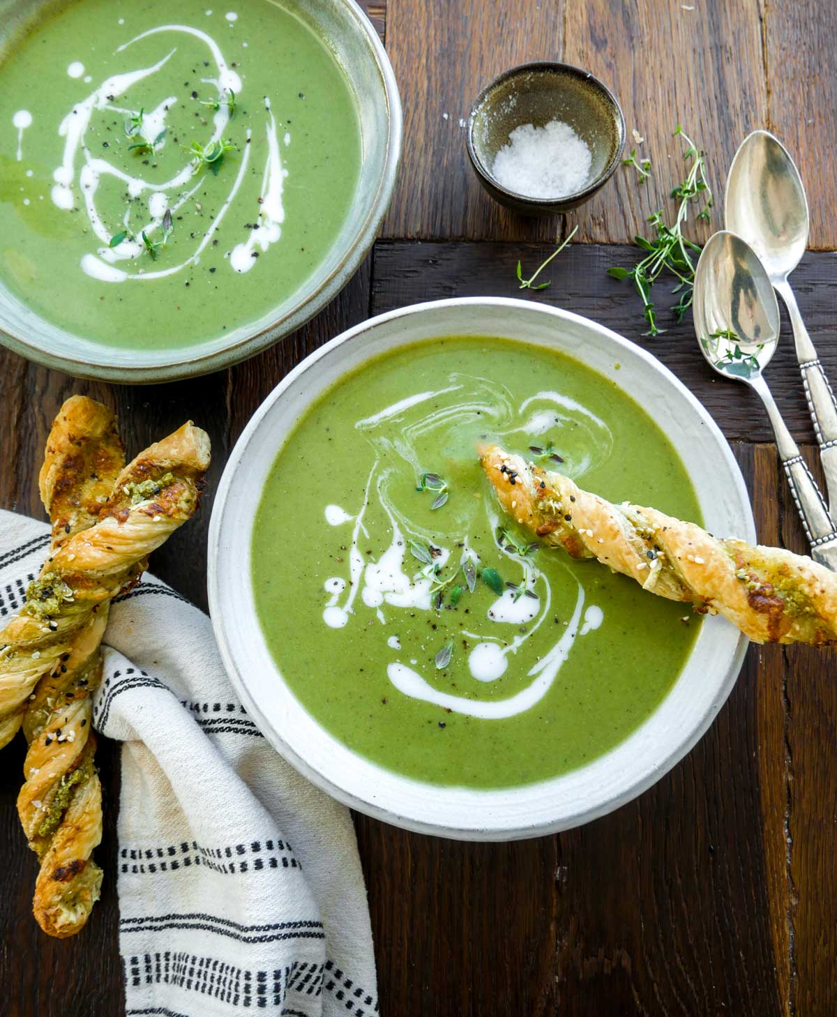 grøn suppe med sunde grøntsager