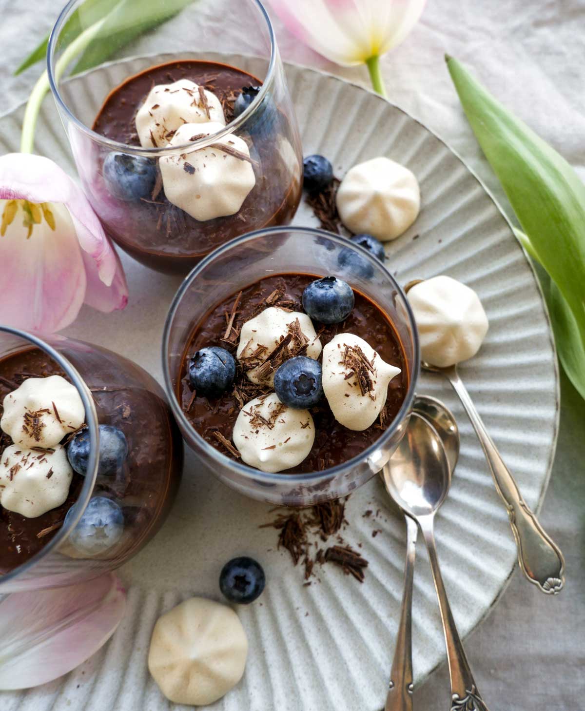 sund chokolademousse med bær og marengs