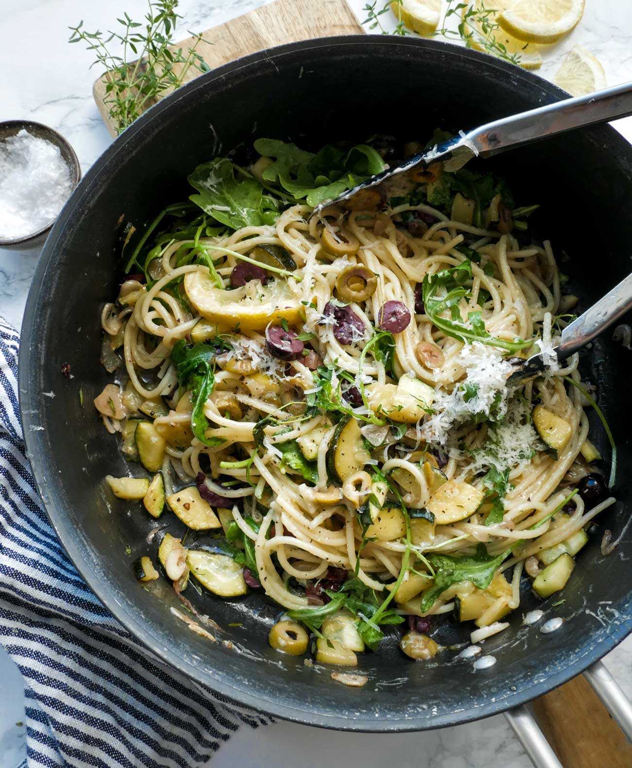 spaghetti med oliven og grøntsager