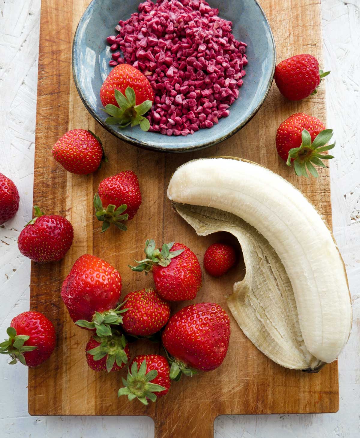 ingredienser til sunde ispinde med jordbær
