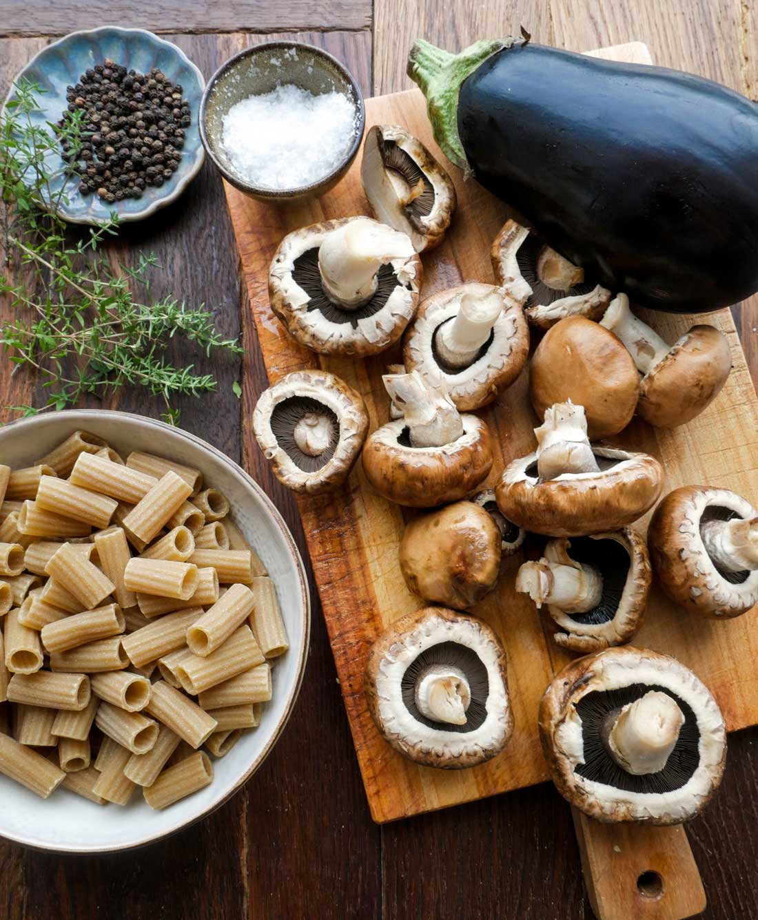ingredienser med pasta og svampe